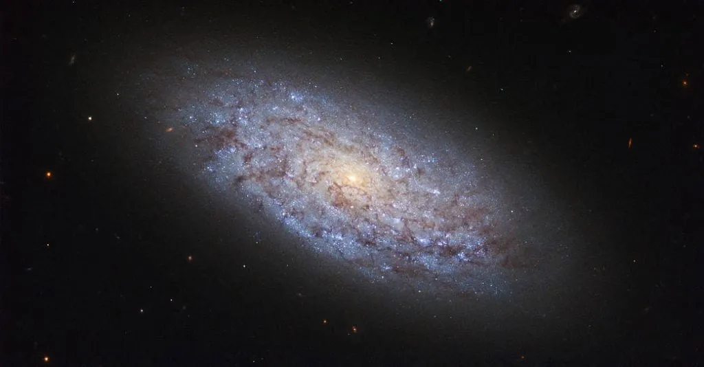 Dwarf Galaxy ခေါ် ဂလက်ဆီမွှား (Credit: ESA/Hubble & NASA)