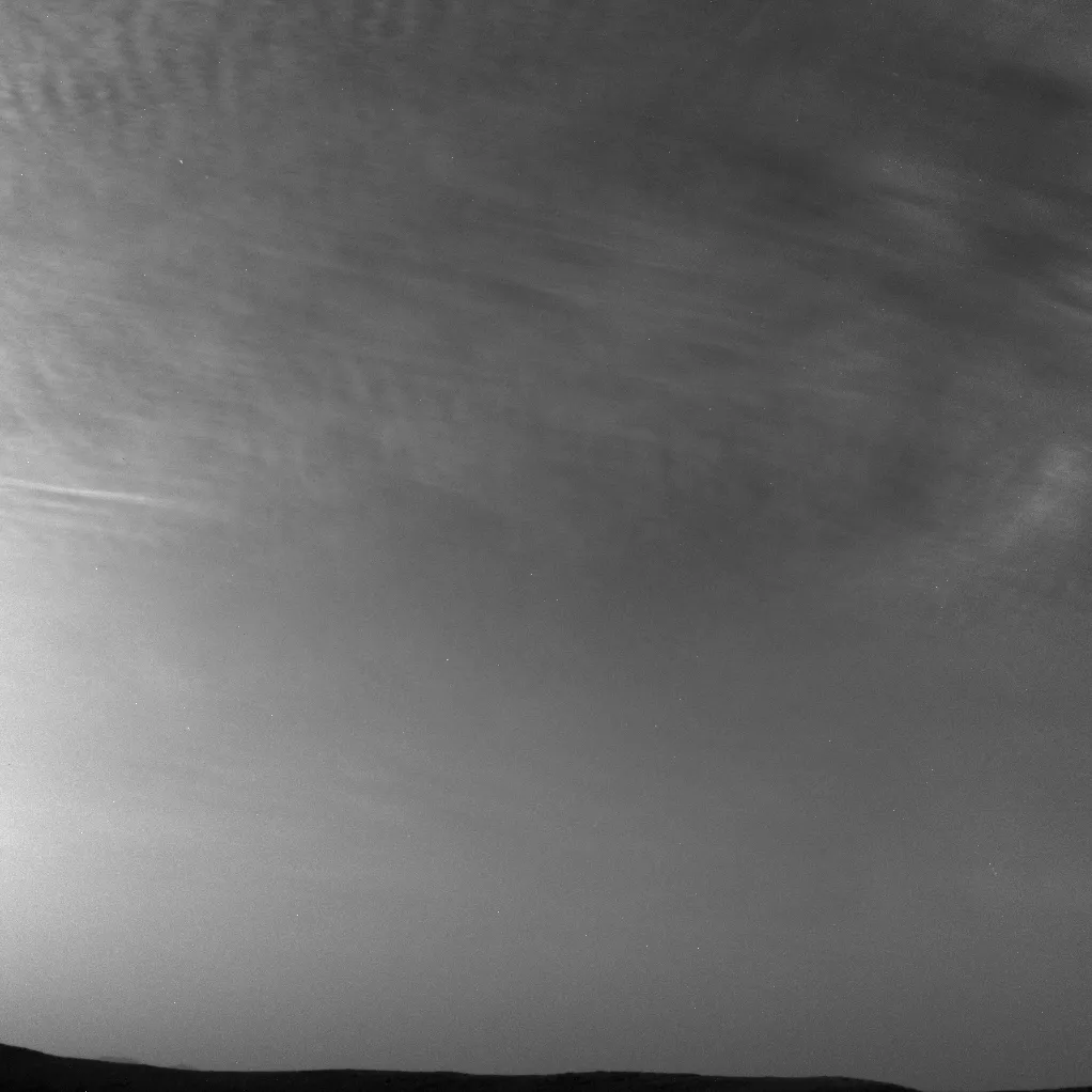 နာဆာရဲ့ Curiosity Rover ကနေ ရိုက်ကူးထားတဲ့ အင်္ဂါဂြိုလ်ပေါ်က တိမ်တိုက်တွေ ဖြစ်ပါတယ်